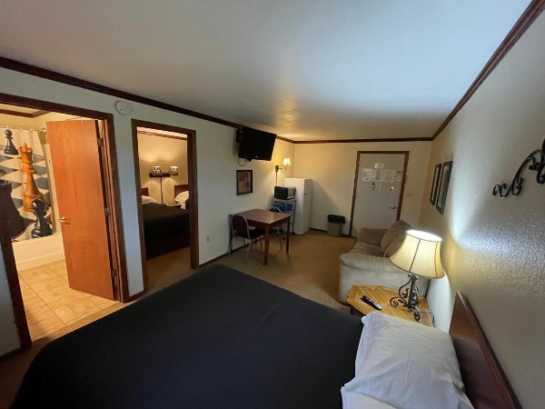 Highland Court Motel image 40