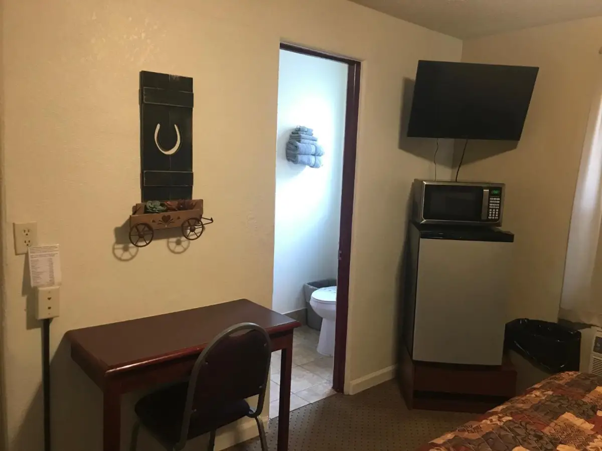 Highland Court Motel 8
