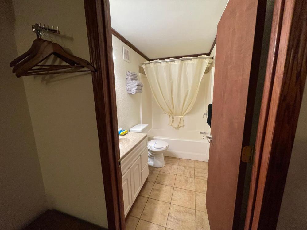 Deluxe Double or Twin Room at Highland Court Motel, photo 4